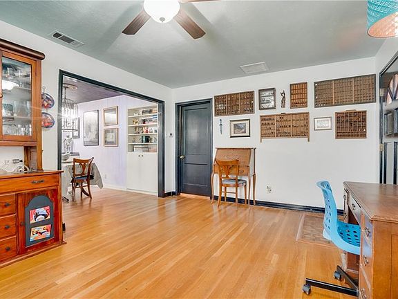 4th image of 403 W Avenue E