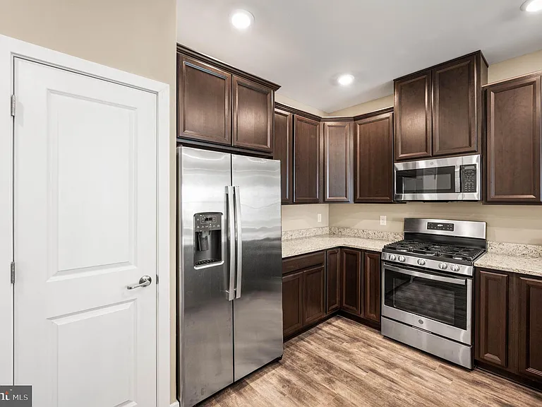 136 Alexandria St #B — Photo 8