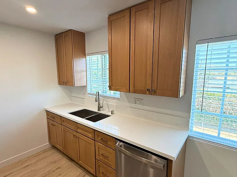 2215 1/2 Grand Ave — Photo 10