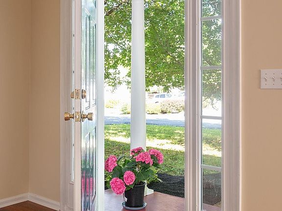 2nd image of 121 Sundrops Ct
