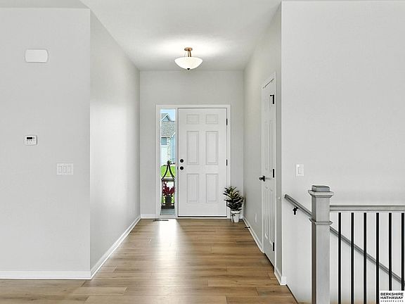 5th image of 16859 Crown Point Ave