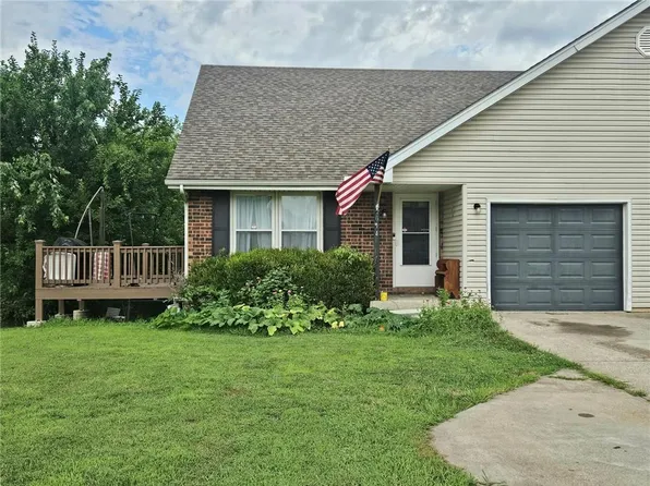 7014 Sobbie Rd, Pleasant Valley, MO 64068