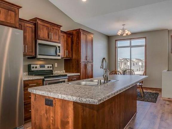 Beautiful Knotty Alder cabinets with top of the line Whirlpo