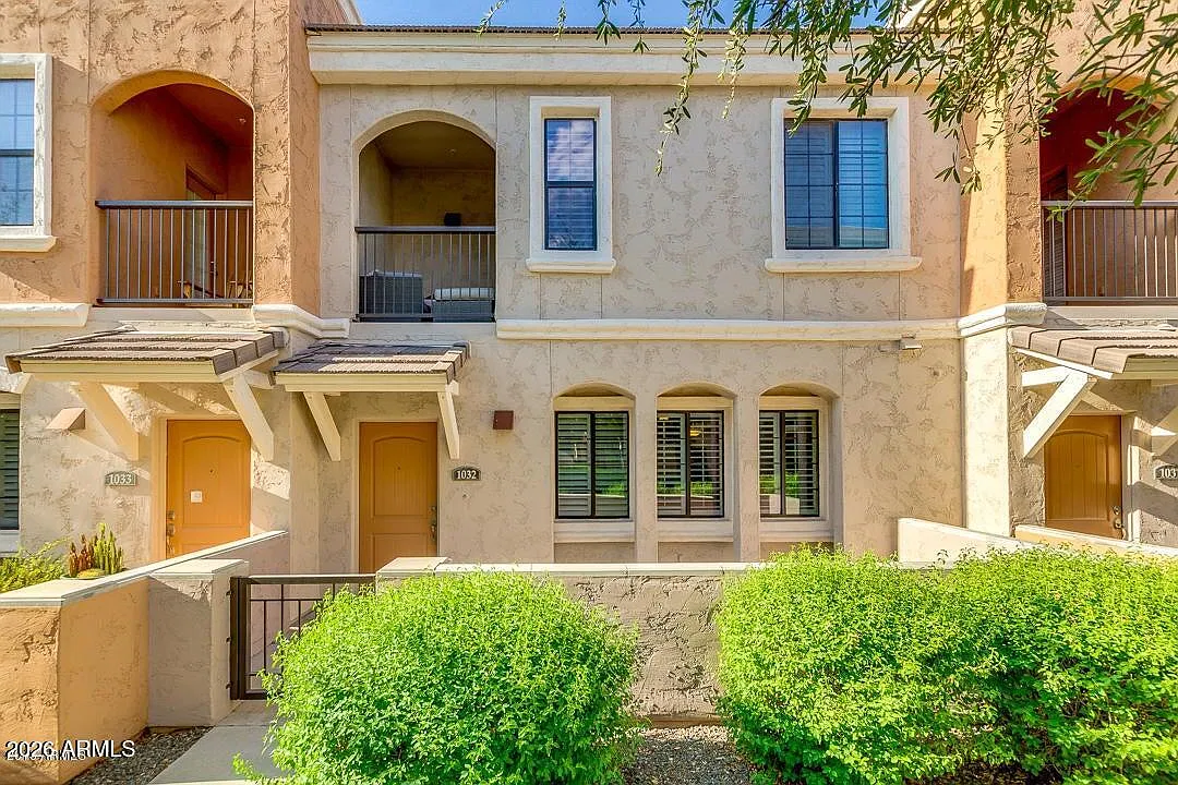 3 bed, 2.5 bath, 1929 sqft, $3,200 — Photo 1