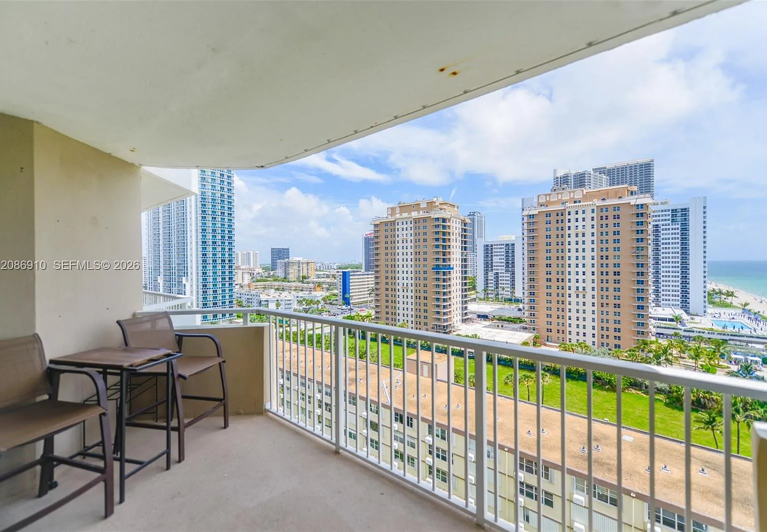 Hemispheres Condo — Photo 2