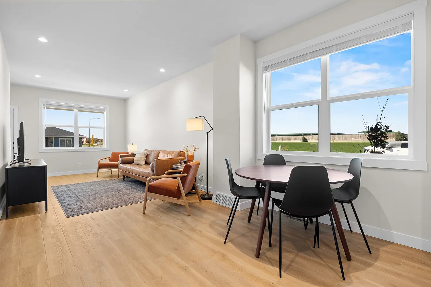 3 bed, 2.5 bath, 2100 sqft, $2,200 — Photo 3