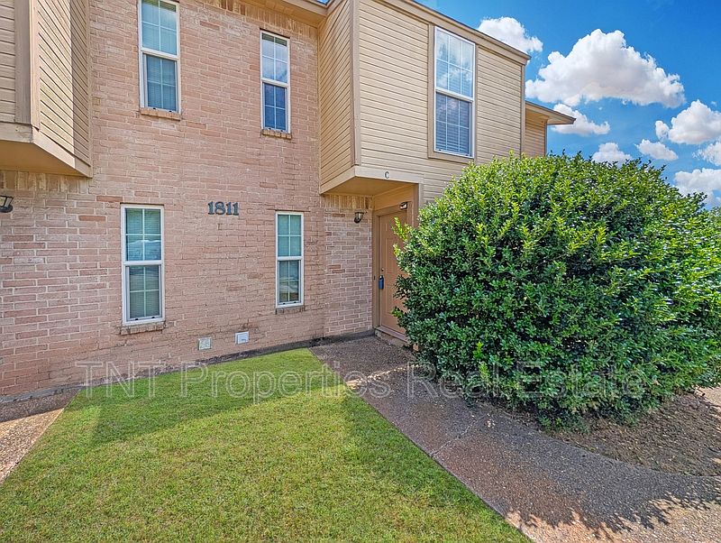 1st image of 1811 Woodsman Dr APT C