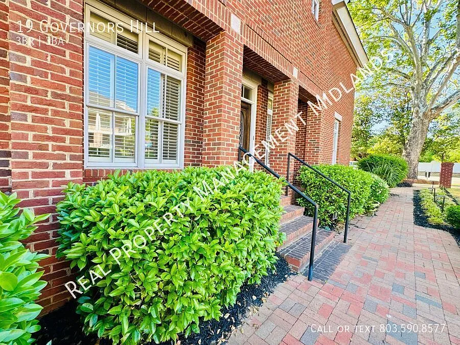Welcome home to this beautifully appointed 3-bedroom, 2.5-bath residence located in the highly so... — Photo 4