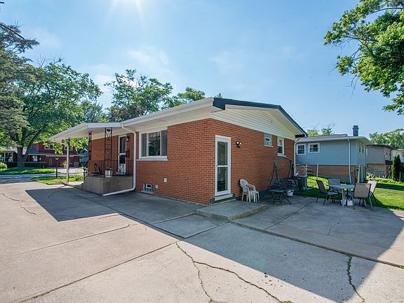 3rd image of 327 W Holly Ct