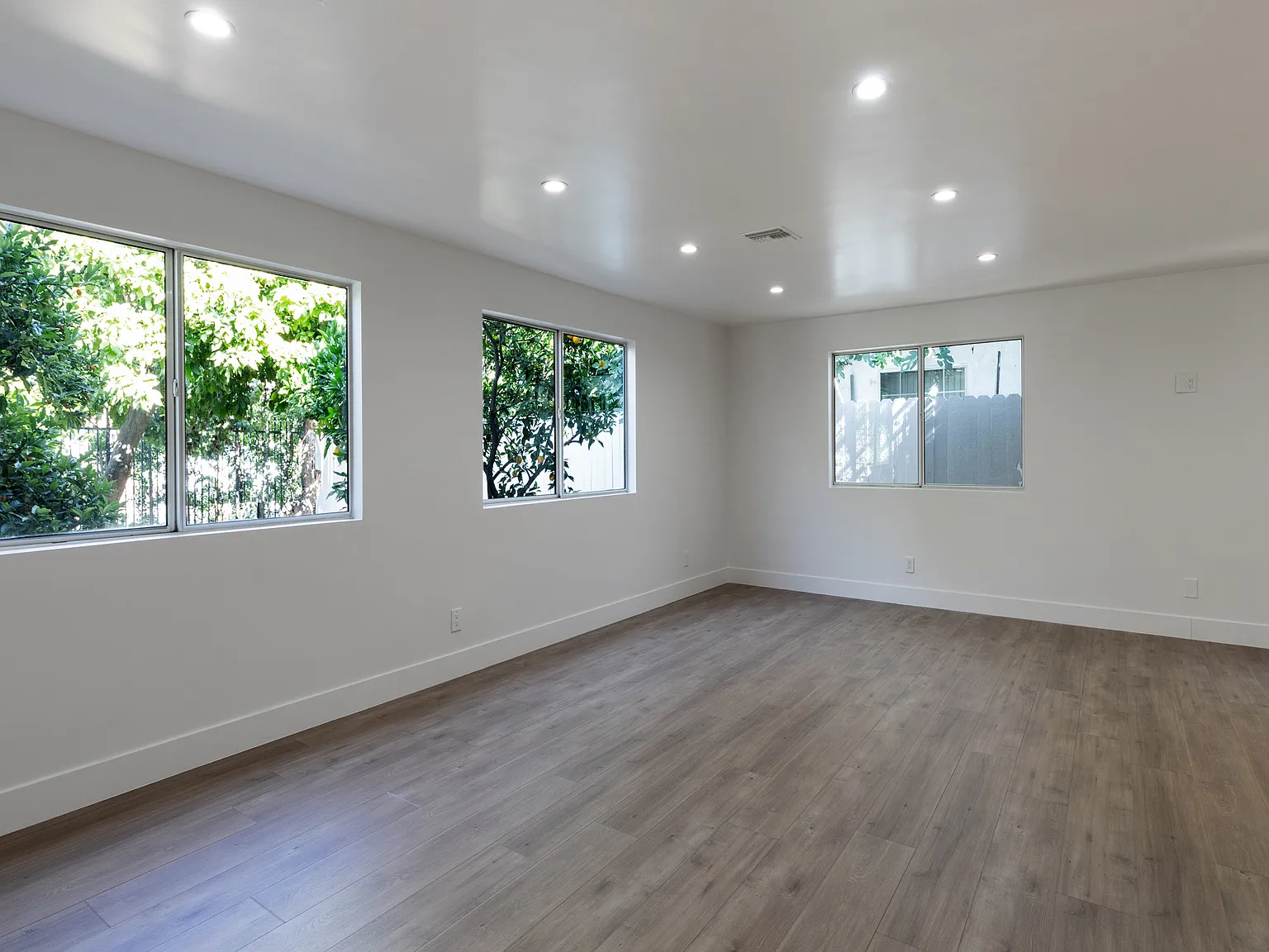 4 bed, 2120 sqft, $4,950 — Photo 2