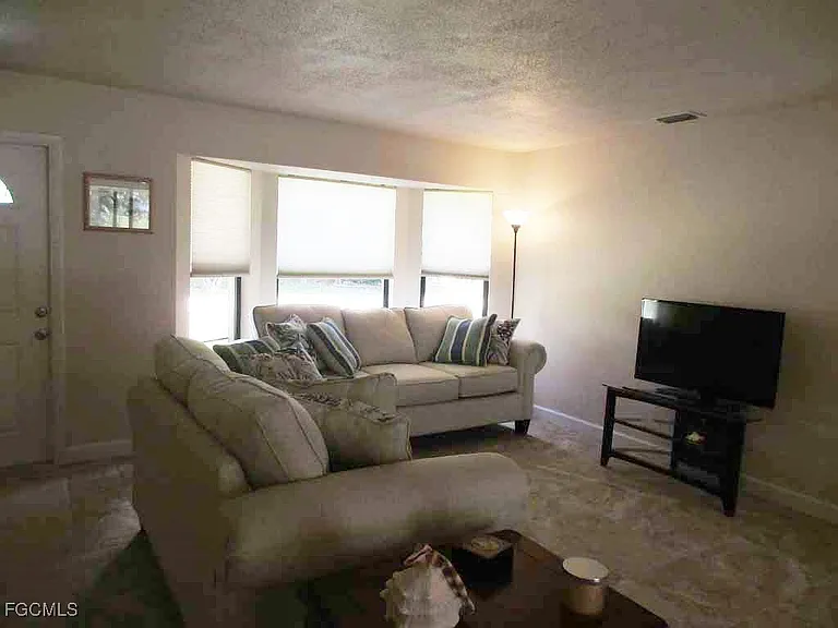 1510 SE 11th Pl — Photo 3