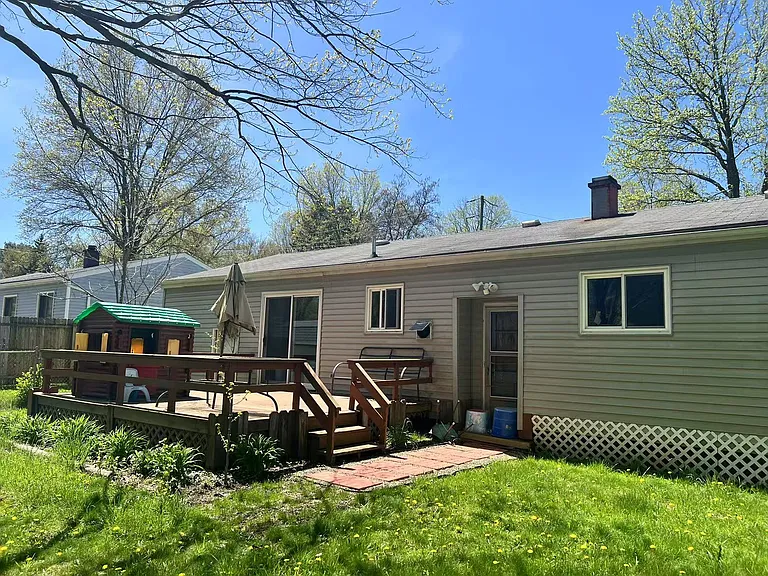 533 Harvey St — Photo 13