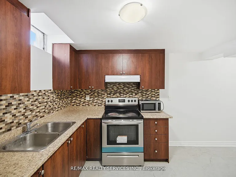 8 Deerpark Cres S #LOWER — Photo 6