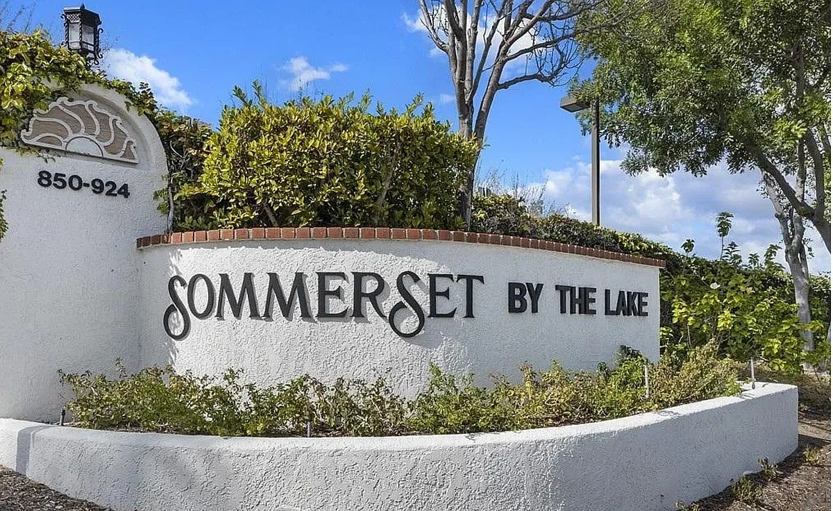 Building Photo - 870 S Rancho Santa Fe Rd S #E