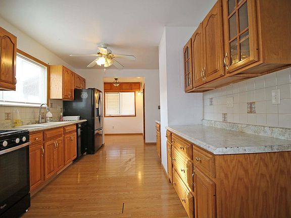 4th image of 804 N Van Buren St