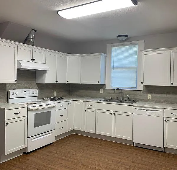 1004 E Houston St — Photo 4