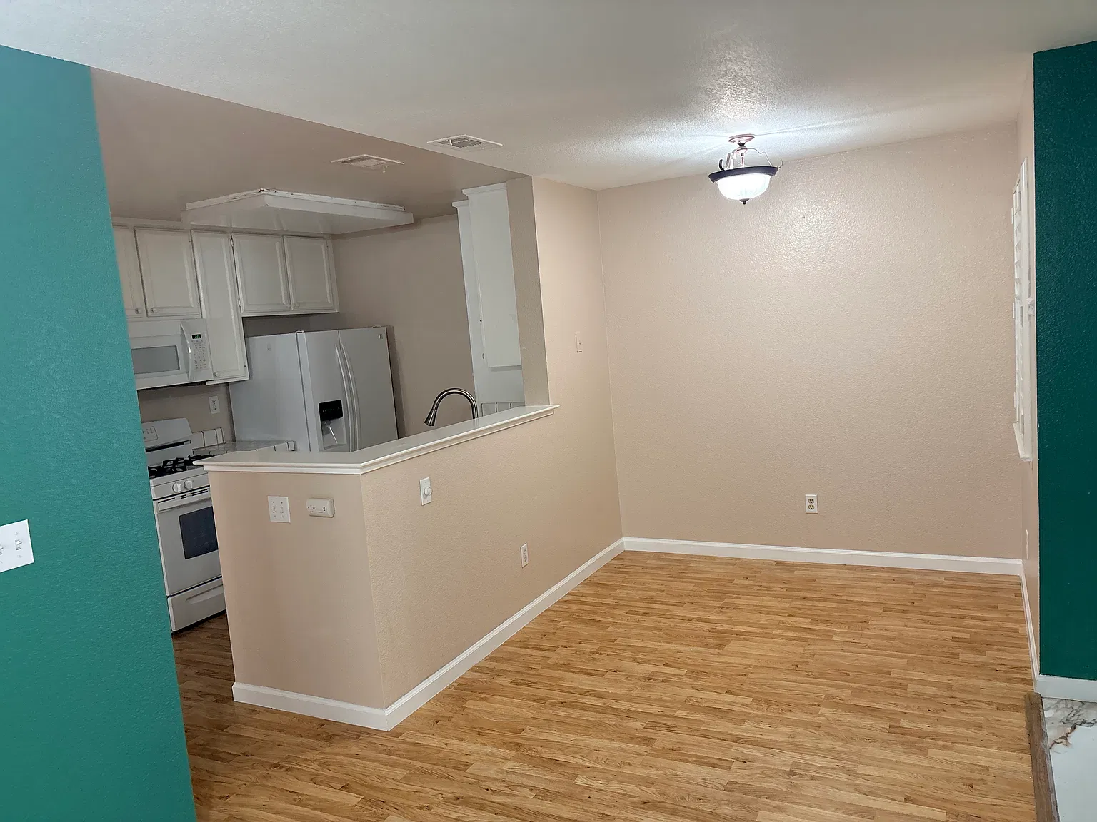 2 bed, 890 sqft, $1,800 — Photo 3