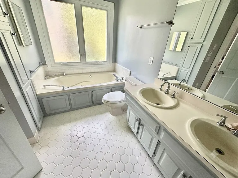 Master Bathroom on 1st floor-Pic 2