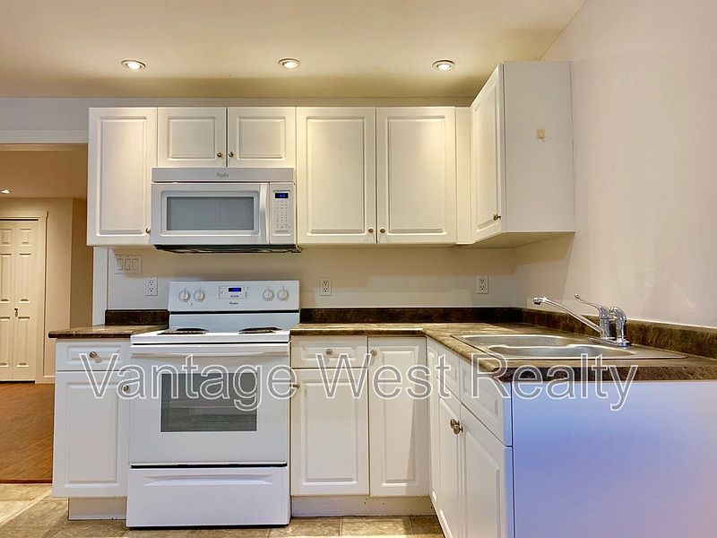 1st image of 1624B Leaside Ave