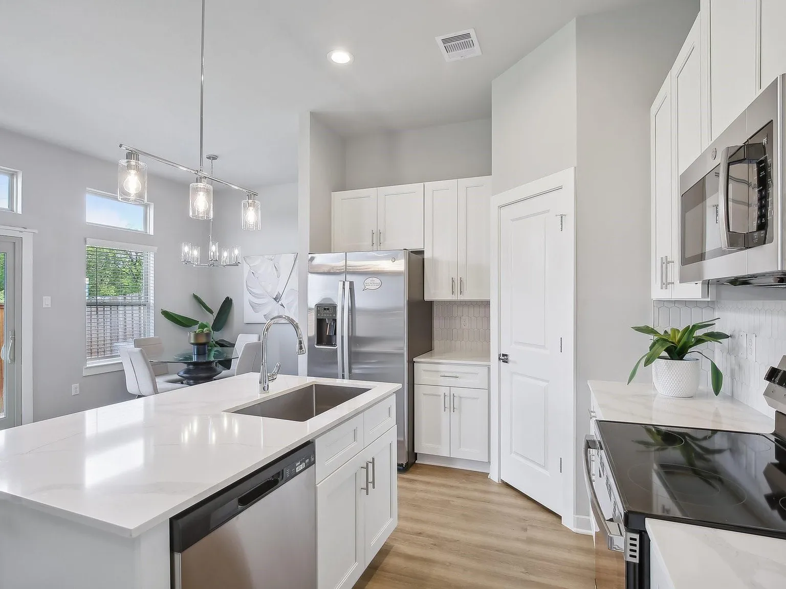 3 bed, 2.5 bath, 1500 sqft, $2,050 — Photo 1