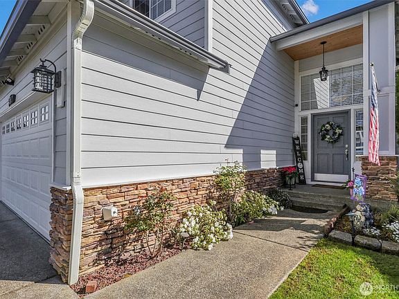 3rd image of 915 N Laurel Lane