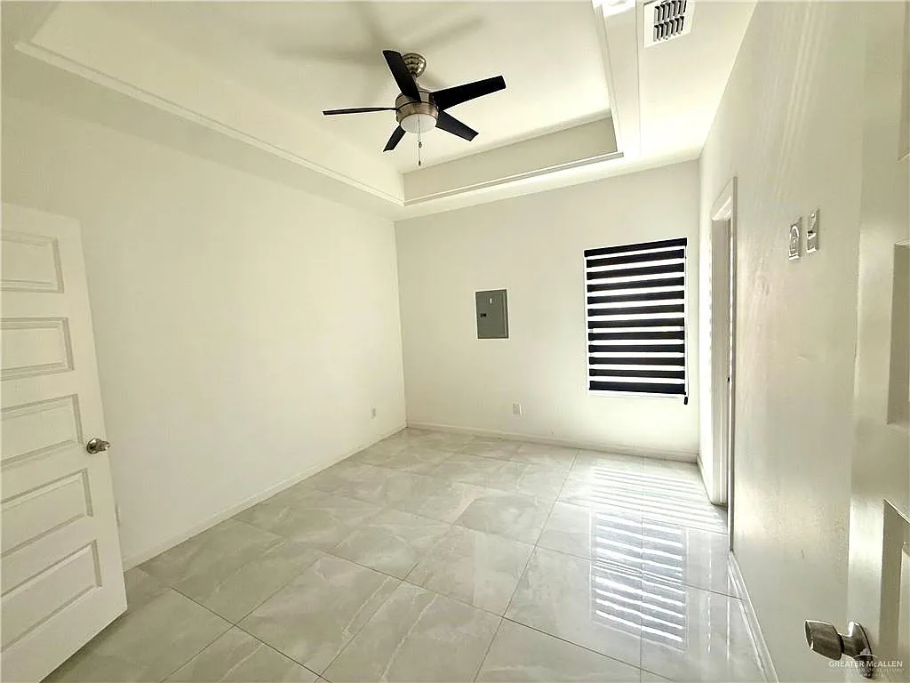 2 bed, 2.0 bath, 4372 sqft, $1,050 — Photo 4