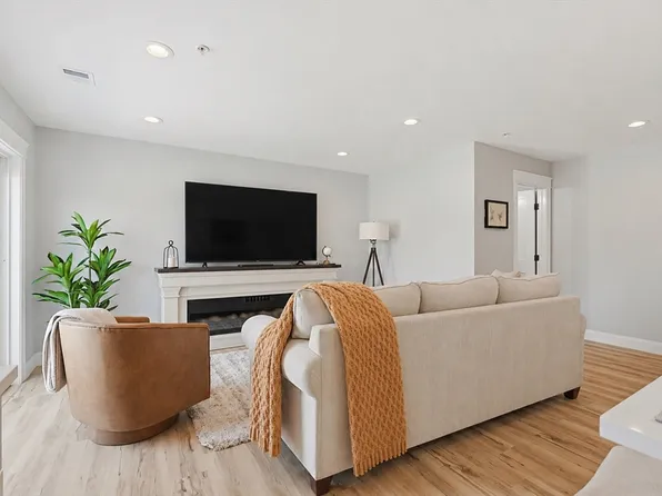 321 Winthrop St #109, Taunton, MA 02780