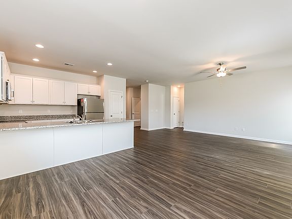 4th image of 259 Clydesdale Cir