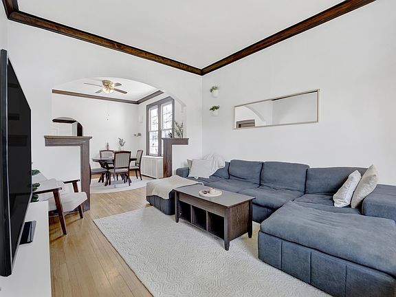 3rd image of 1541 W Barry Ave