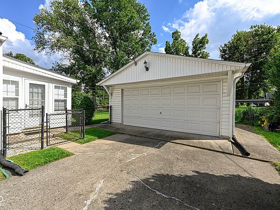 2nd image of 3829 Creston Dr