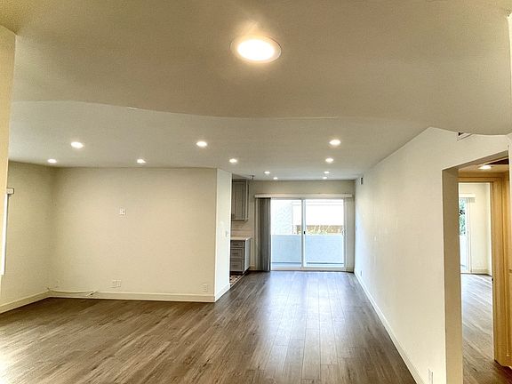 2nd image of 922 S Shenandoah St APT 4