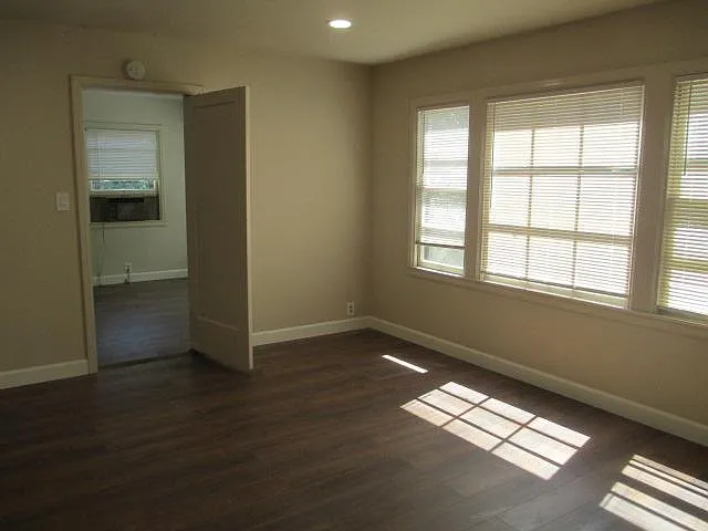 1098 Hazelwood Ave — Photo 8