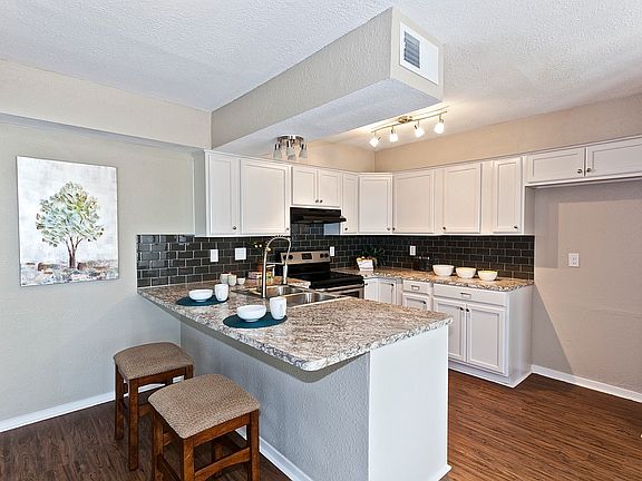 4th image of 1922 Valley Hill Cir