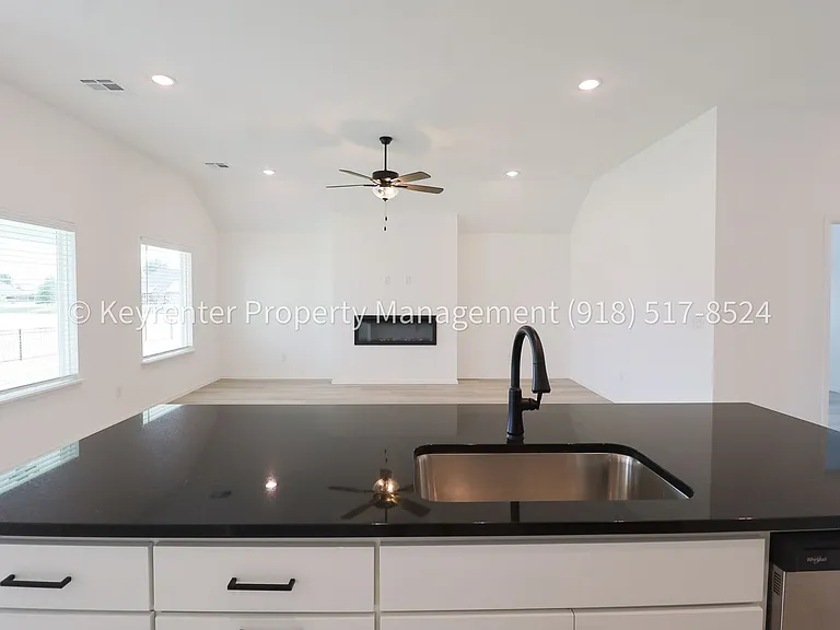 2908 S Redwood Ave — Photo 4