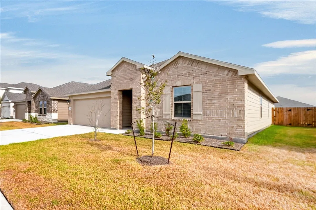 4 bed, 2.0 bath, 1993 sqft, $2,495 — Photo 3