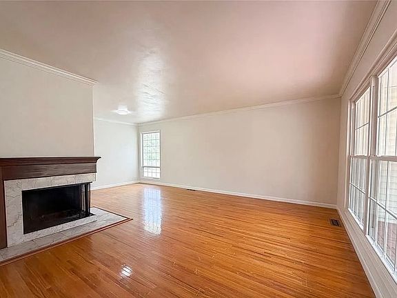 2nd image of 400 Dundee Cir
