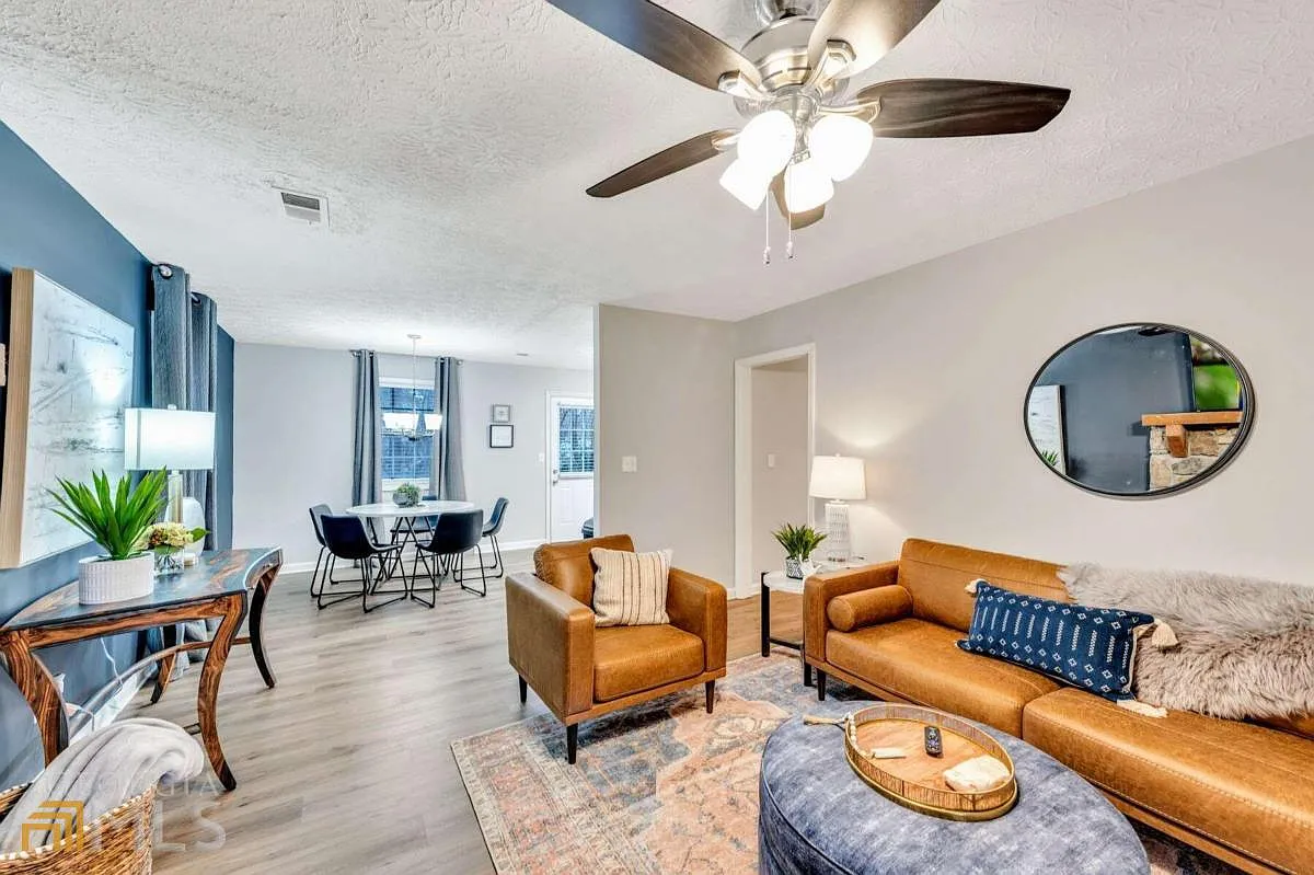 3 bed, 2.0 bath, 100 sqft, $3,600 — Photo 2