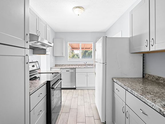 5th image of 547 E Belmont Ave