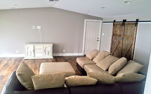 5th image of 602 E 1st St