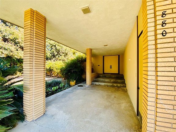 2nd image of 880 Gainsborough Dr