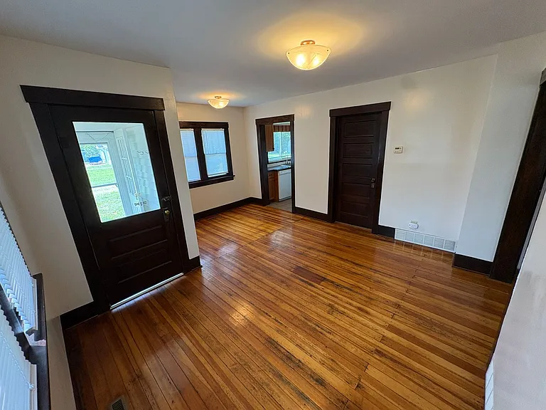2209 Hawthorne Ave — Photo 8