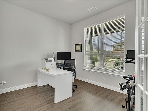 5th image of 1404 Arrowwood Dr