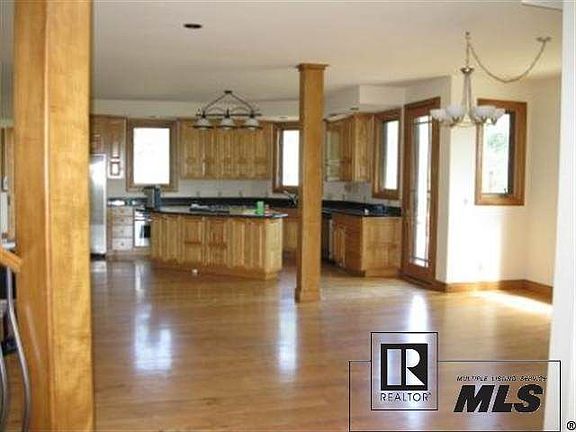 4th image of 470 Huckleberry Ln