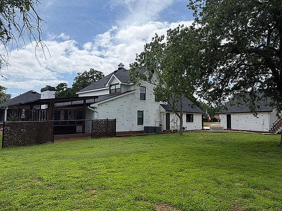 4th image of 305 Oak Wood Rd