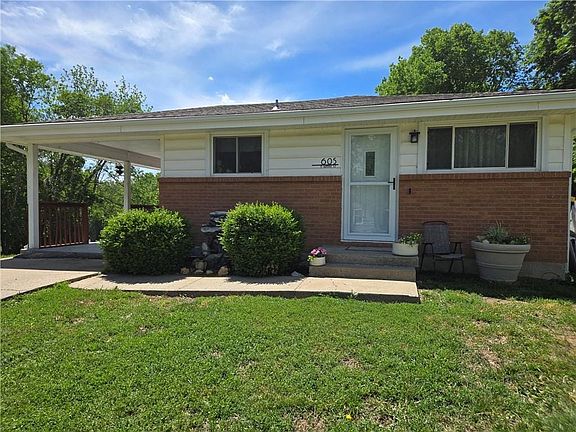 3rd image of 605 E Summit St
