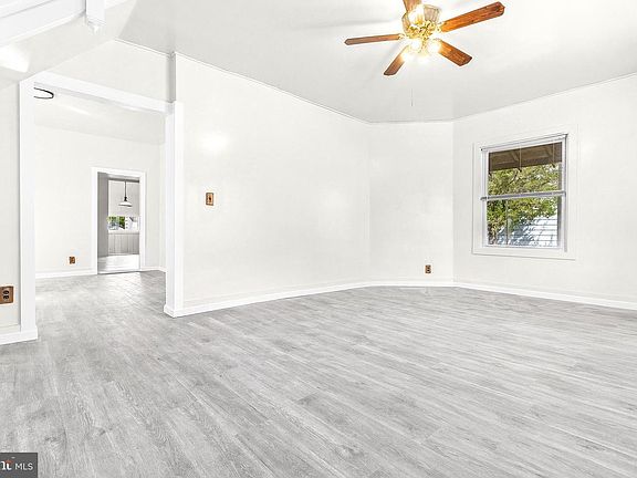 3rd image of 709 Bridgeboro St