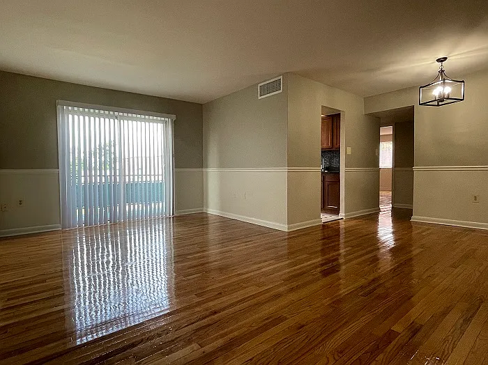 Colonial Village Apartments — Photo 19