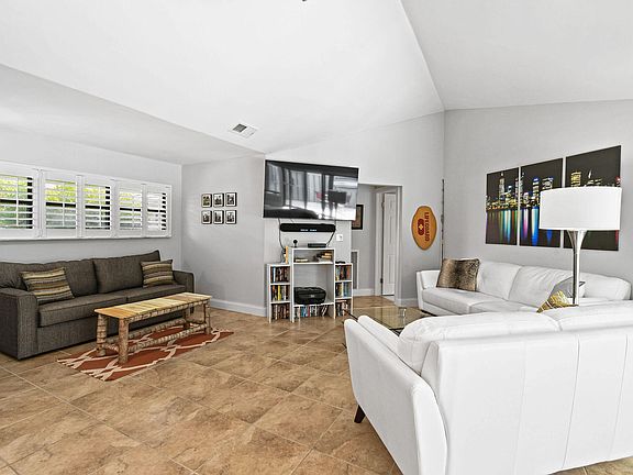5th image of 1127 E Seminole Avenue #32b