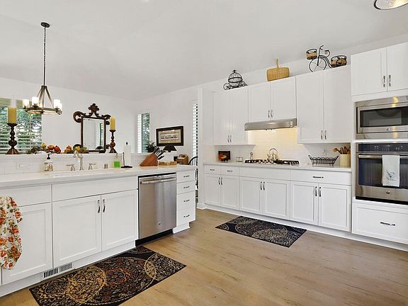3rd image of 2371 Hyde Park Cir
