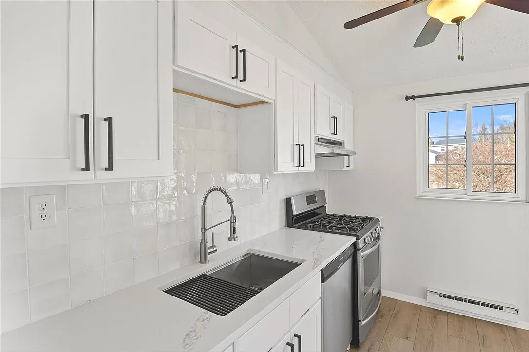 3 bed, 2.0 bath, 1568 sqft, $2,695 — Photo 2